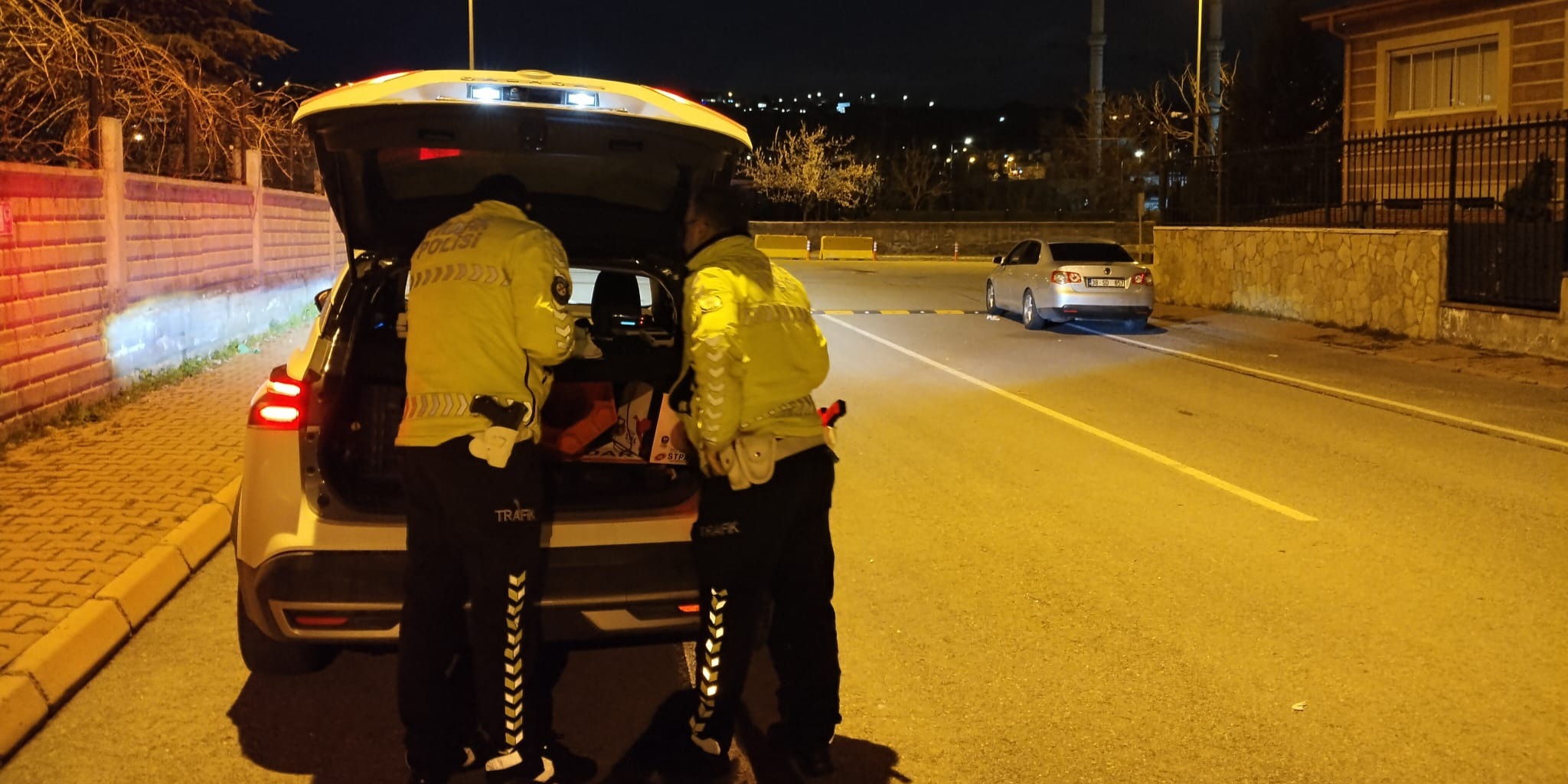 Polisin ‘dur’ ihtarına uymayan ehliyetsiz sürücüye 430 bin TL ceza