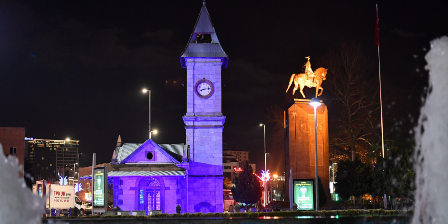 KAYSERİ BÜYÜKŞEHİR, TARİHİ SURLARI MAVİ IŞIKLA AYDINLATARAK OTİZM FARKINDALIĞINA DİKKAT ÇEKTİ