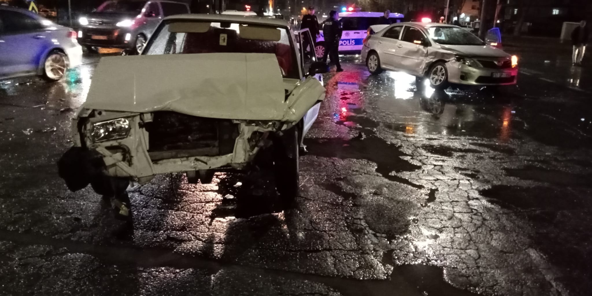 İki otomobilin çarpıştığı kazada hasar meydana geldi