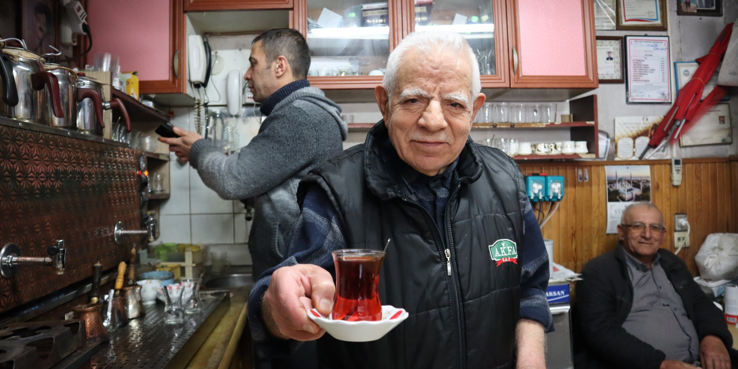 Kayseri’de 4 çocuk babası, 74 yıldır çaycılık yapıyor