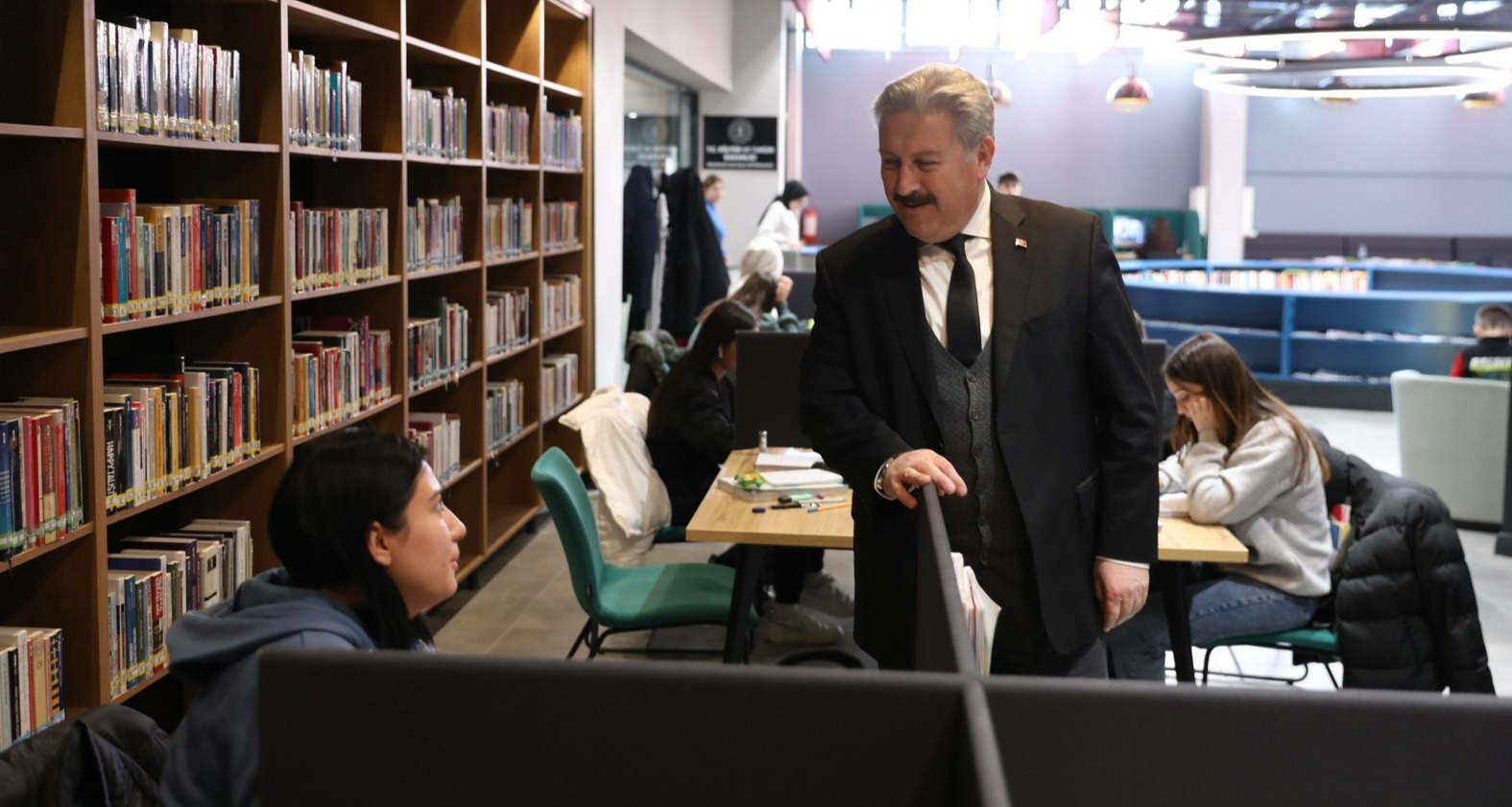 GENÇLER, MELİKGAZİ’NİN AKIL KÜPÜ KÜTÜPHANELERİNDE, GELECEĞE EN İYİ ŞEKİLDE HAZIRLANIYOR