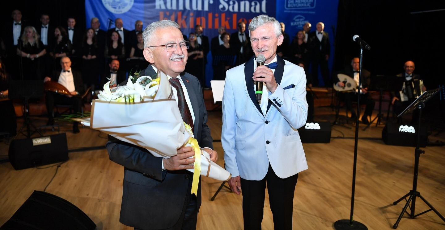 BÜYÜKKILIÇ, TÜRK SANAT MÜZİĞİ KENT KOROSU KONSERİ’NDE KAYSERİLİLERLE BULUŞTU