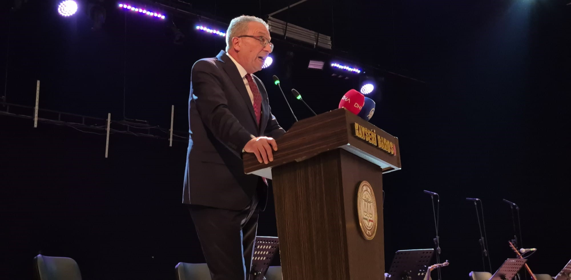 Kayseri’de avukatlar, kurdukları koro ile günlerini kutladı