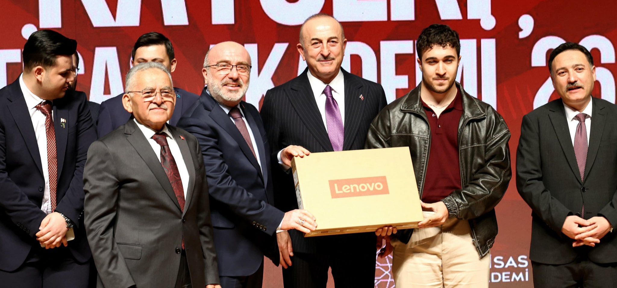 Önceki dönem Dışişleri Bakanı Mevlüt Çavuşoğlu, KAYÜ’de Konferans Verdi