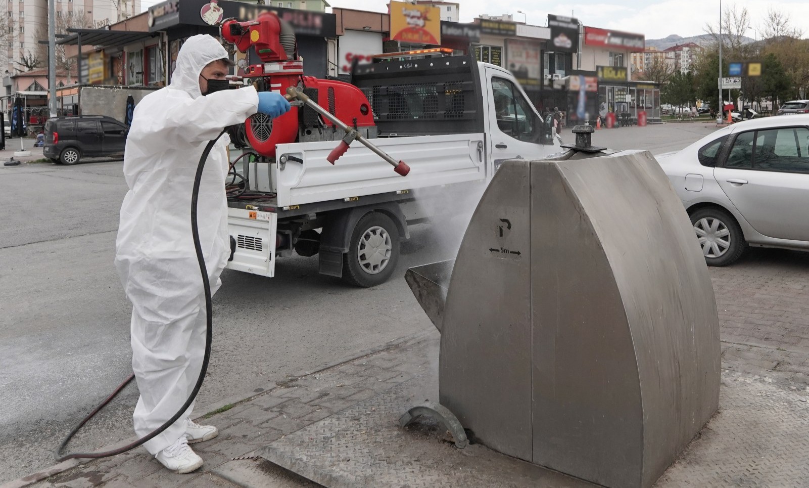 MELİKGAZİ’DE HAŞERESİZ VE SİVRİSİNEKSİZ BİR YAZ İÇİN İLAÇLAMA YAPILDI