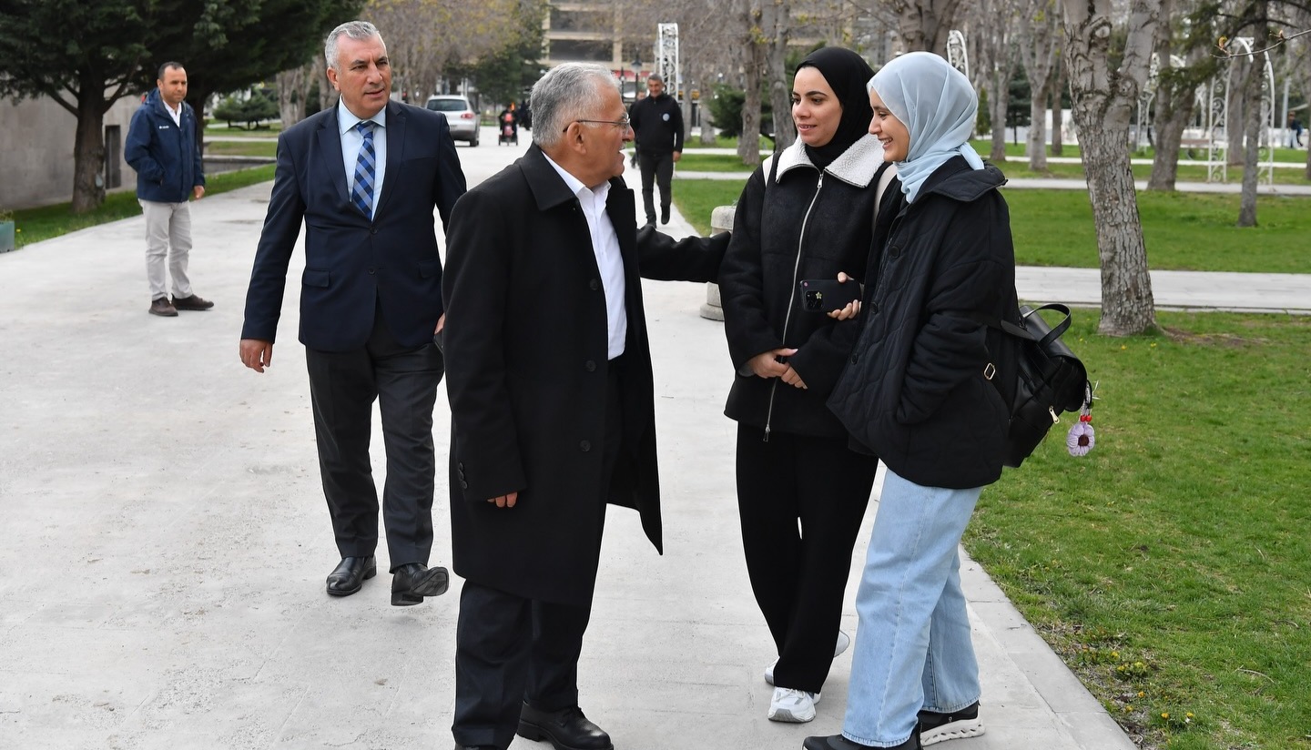 BAŞKAN BÜYÜKKILIÇ, MİMARSİNAN PARKI’NDA VATANDAŞLAR VE ÖĞRENCİLERLE BİR ARAYA GELDİ