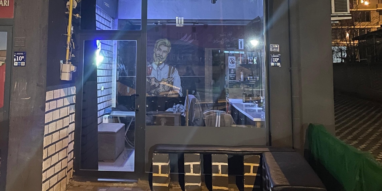 Erkek kuaföründe bıçaklı kavga: 1 yaralı