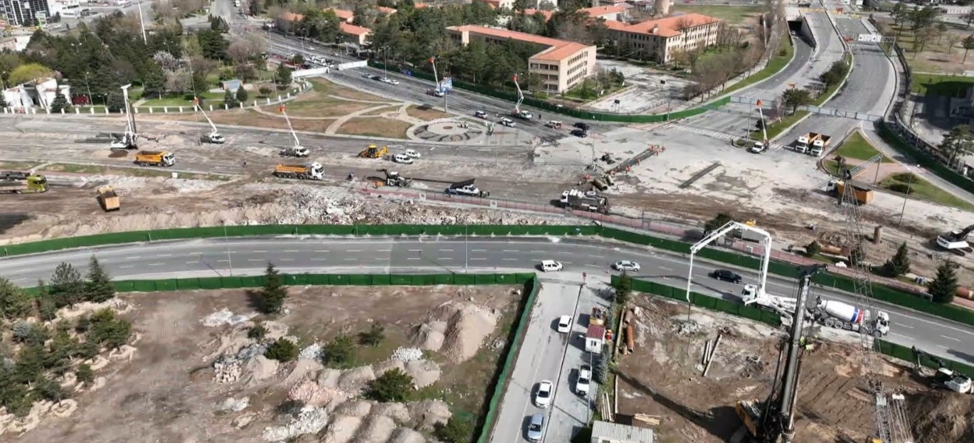 BÜYÜKŞEHİR’DE PAZAR GÜNÜ DE DURMAK YOK: KARTAL KATLI KAVŞAĞI’NDA HUMMALI ÇALIŞMA