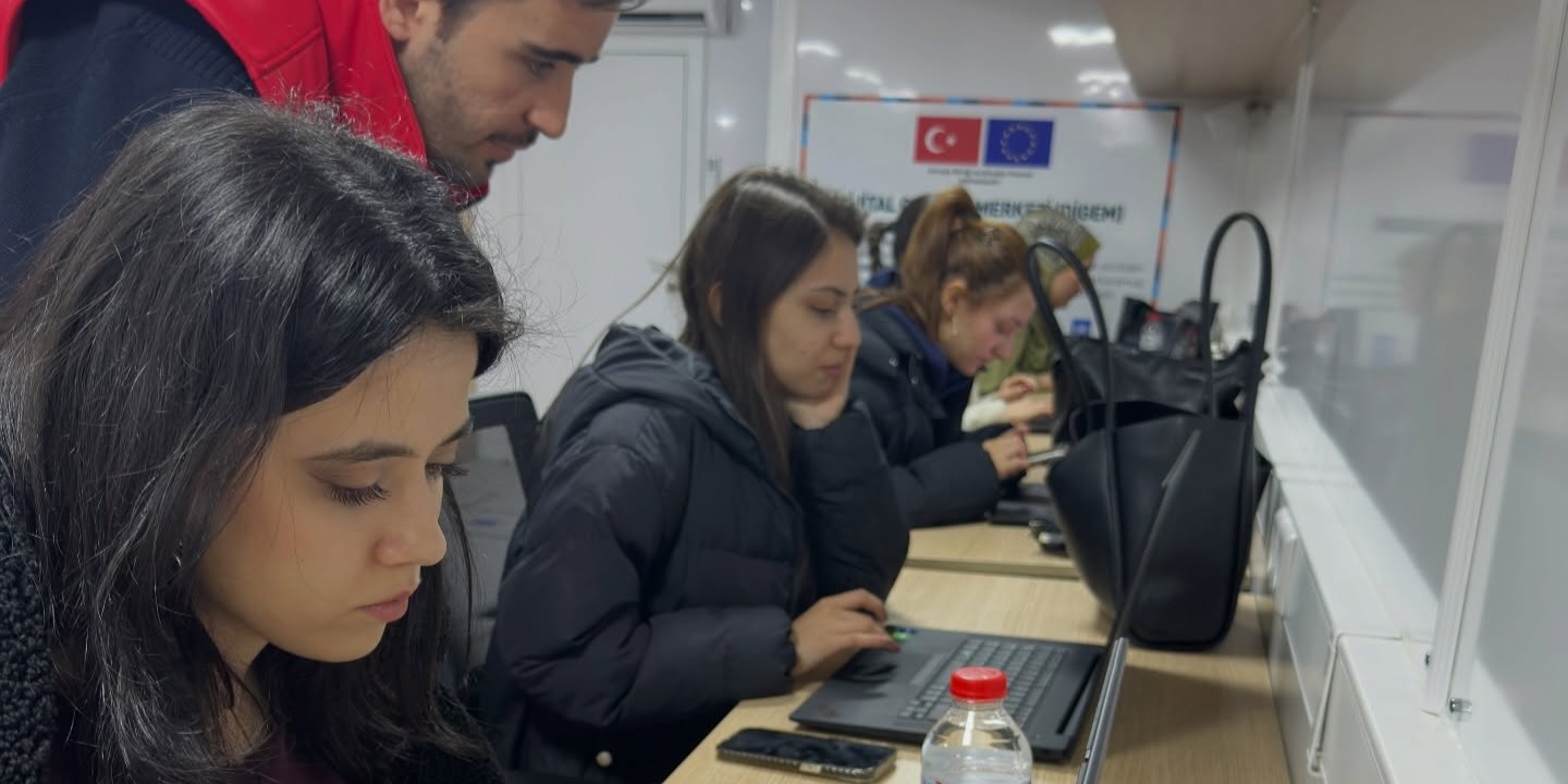 BÜYÜKŞEHİR’İN ‘MOBİL DİJİTAL MERKEZİ’ GENÇLERİ GELECEĞE TAŞIYOR