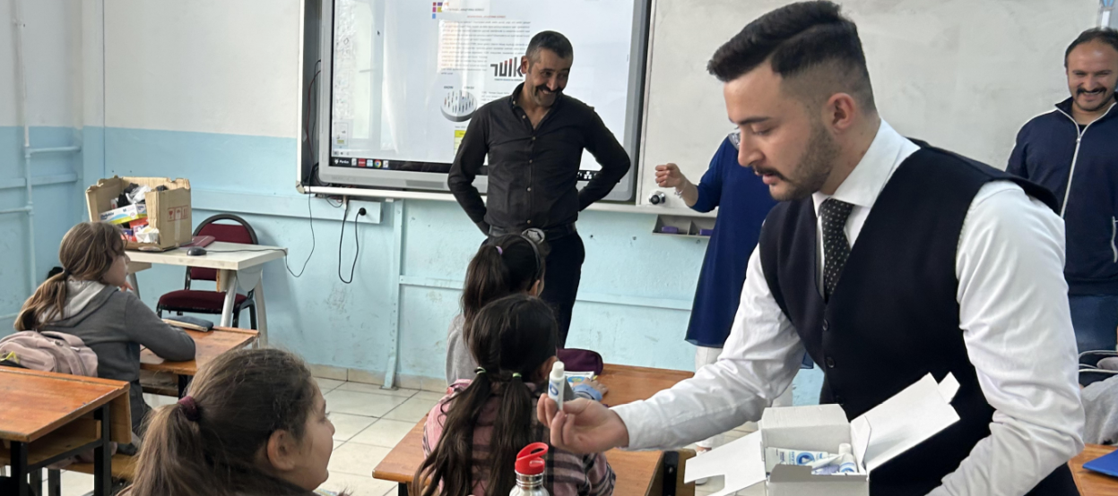 ÜLKÜ OCAKLARI’NDAN AKKIŞLA’DA ÖĞRENCİLERE GÖZ VE DİŞ TARAMASI