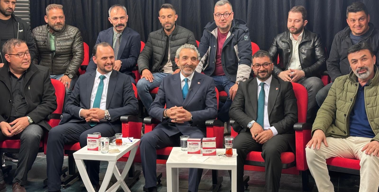 CANLI YAYINDA SÜRPRİZ ANLAR: İŞÇİLER STÜDYOYU BASTI