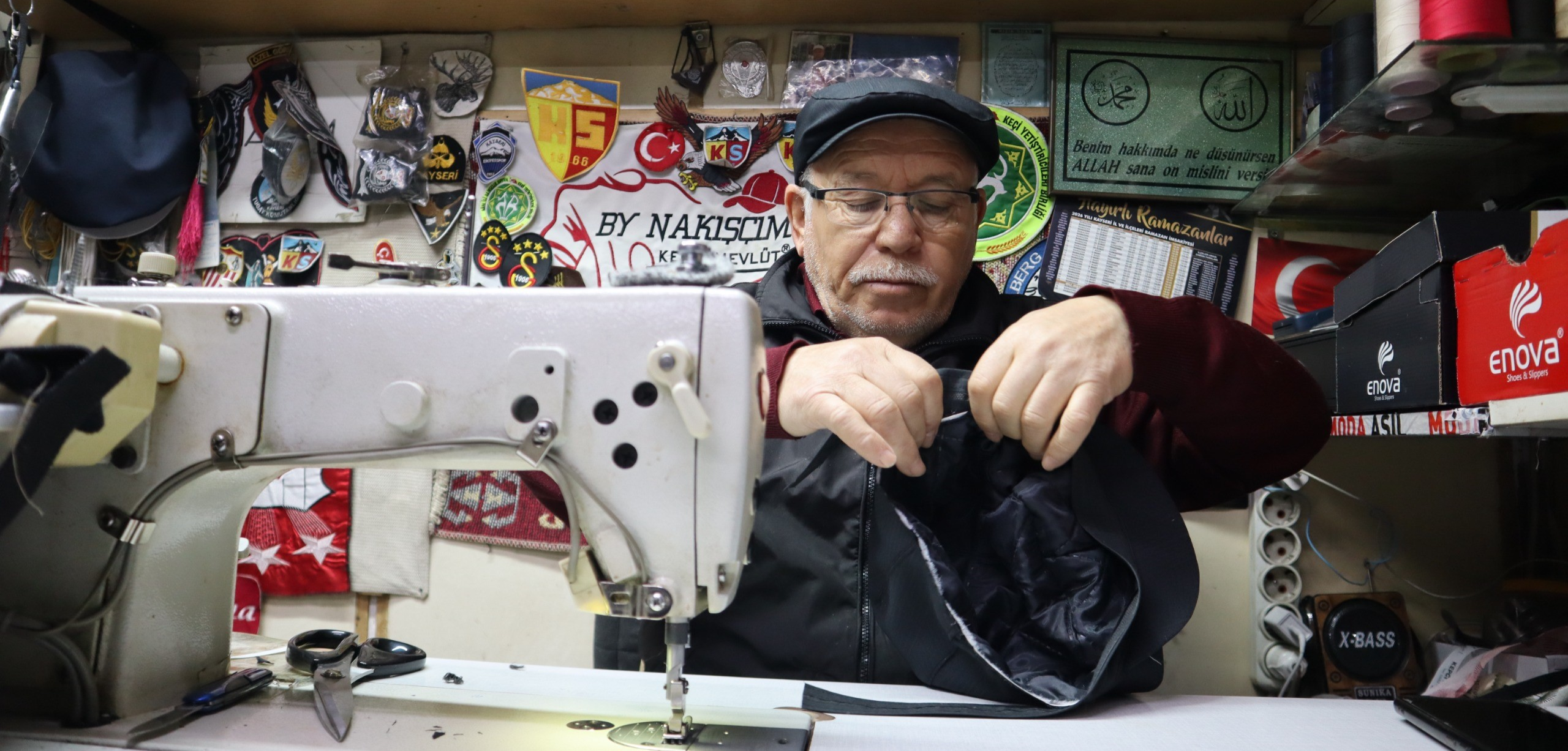 59 yıldır şapka üreterek geçimini sağlıyor