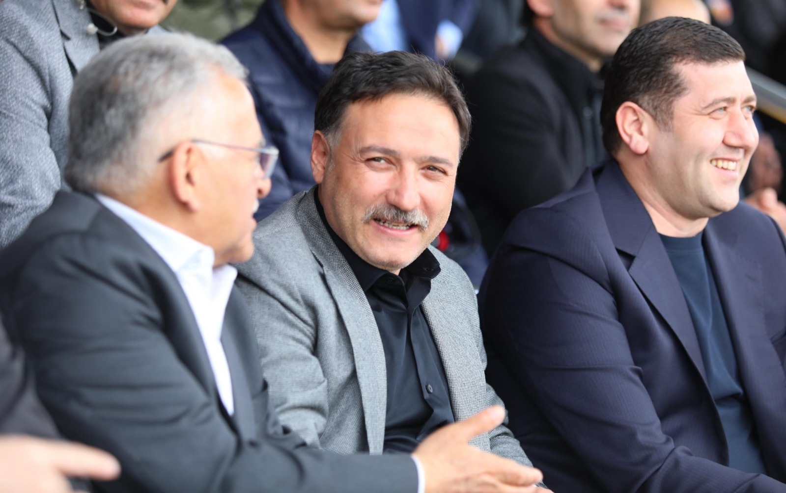 Erciyes38 FK maçını izleyen Vali Çiçek: Mutluluk yaşıyoruz