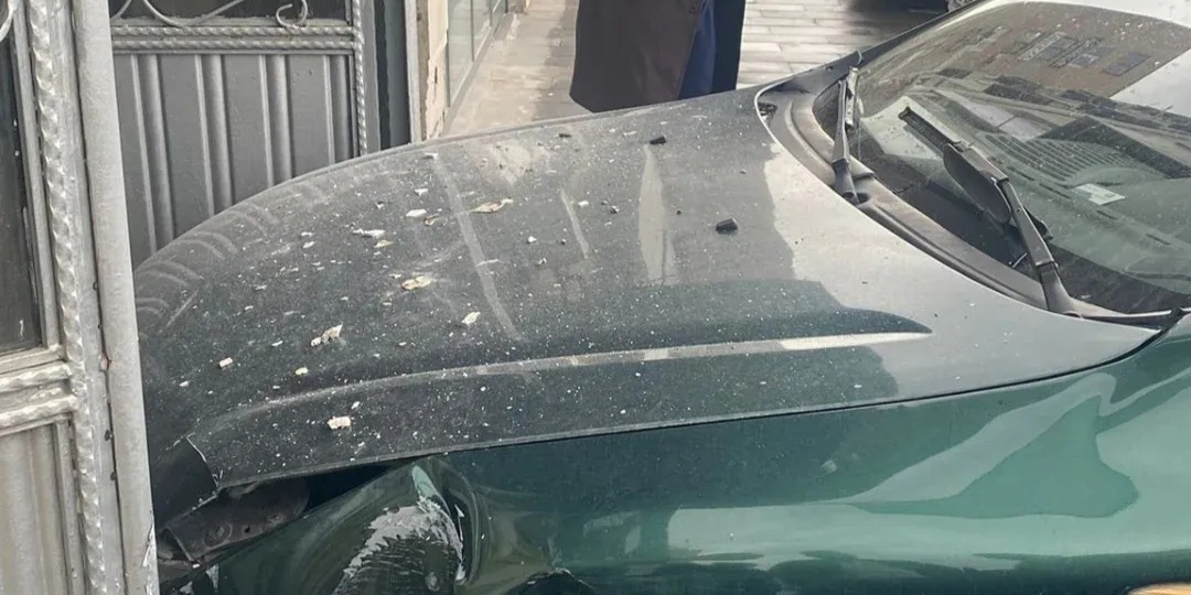 Otomobil iş merkezine girdi