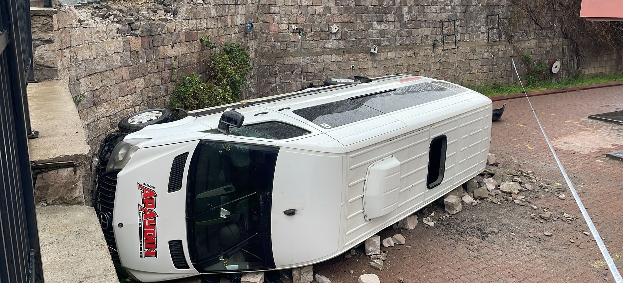 Kayseri’de minibüs 6 metre yükseklikten devrildi: 1 yaralı