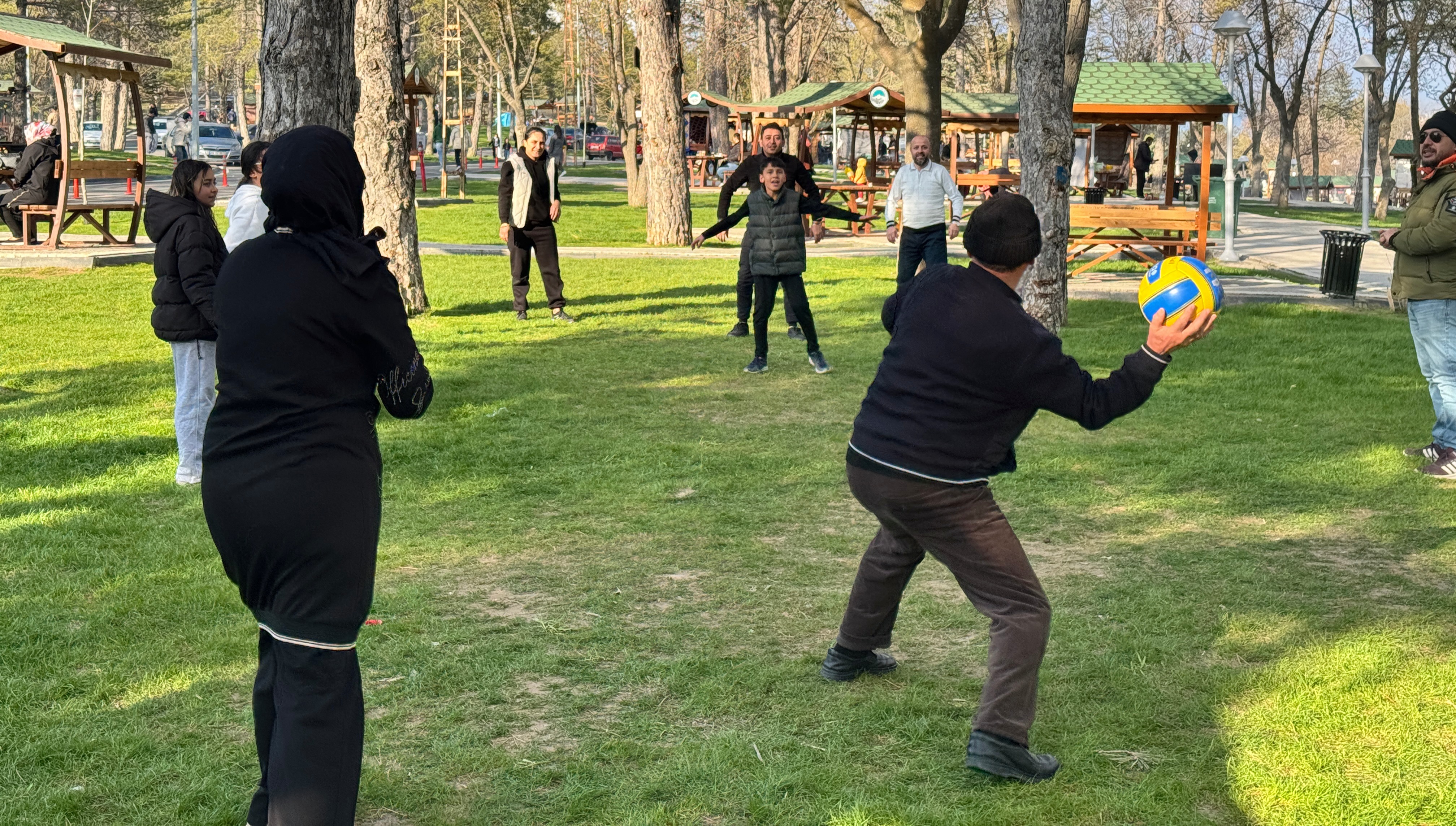 BÜYÜKŞEHİR’İN YENİLEDİĞİ SARIMSAKLI BARAJI MESİRE ALANI’NA KAYSERİLİLERDEN TAM NOT