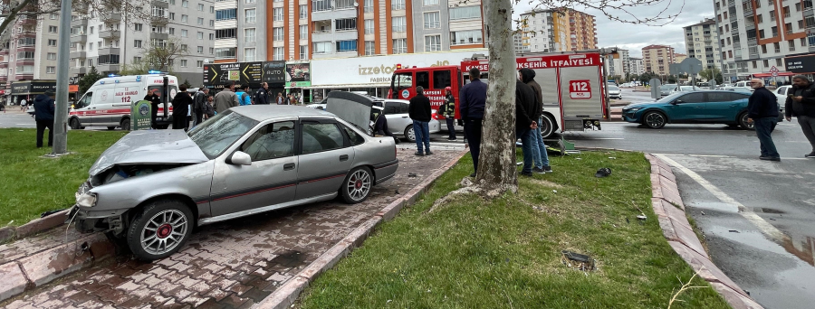 İki otomobil çarpıştı: 3 yaralı