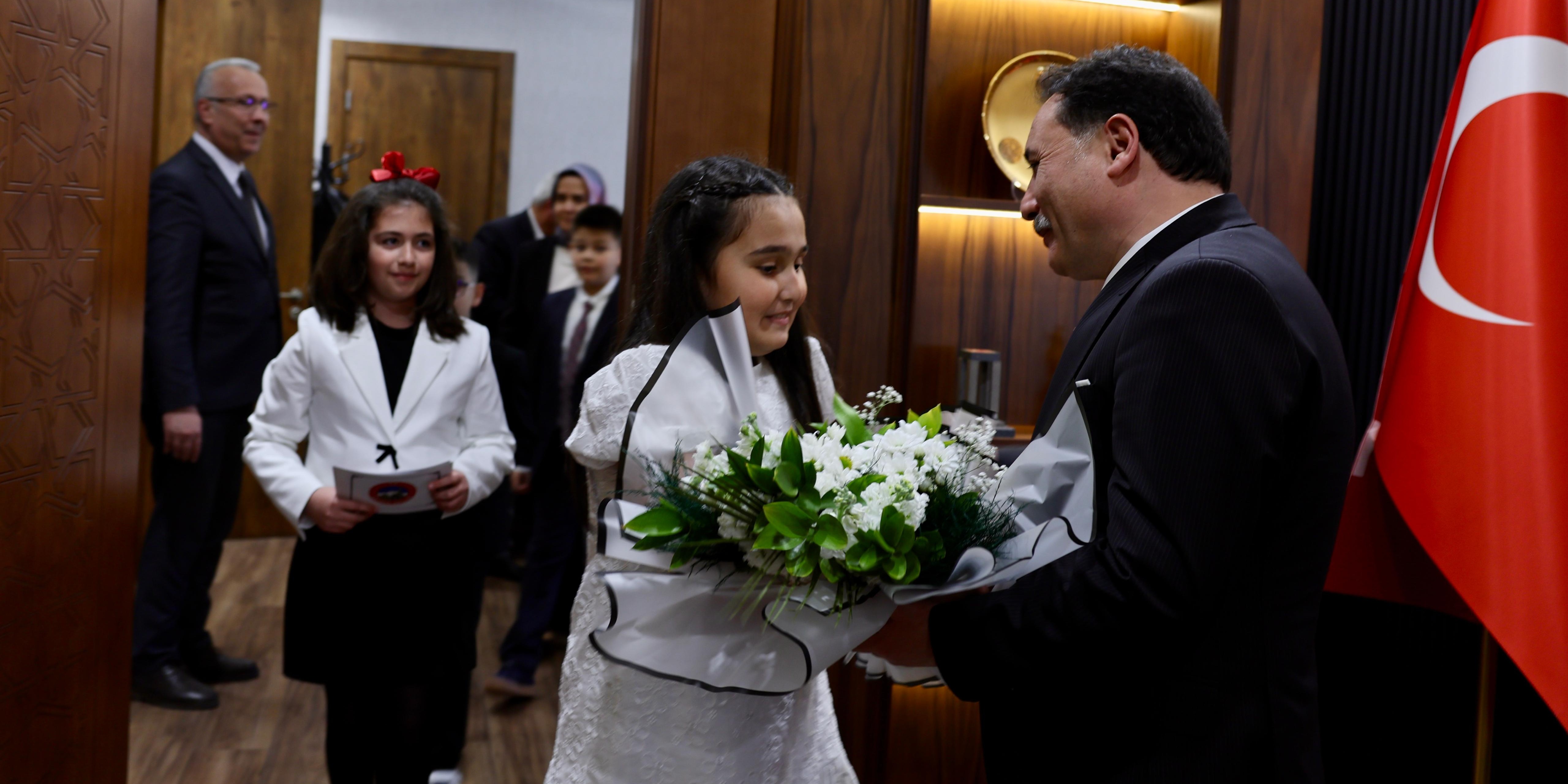 Vali Çiçek’in makamı 23 Nisan’da çocuklara emanet