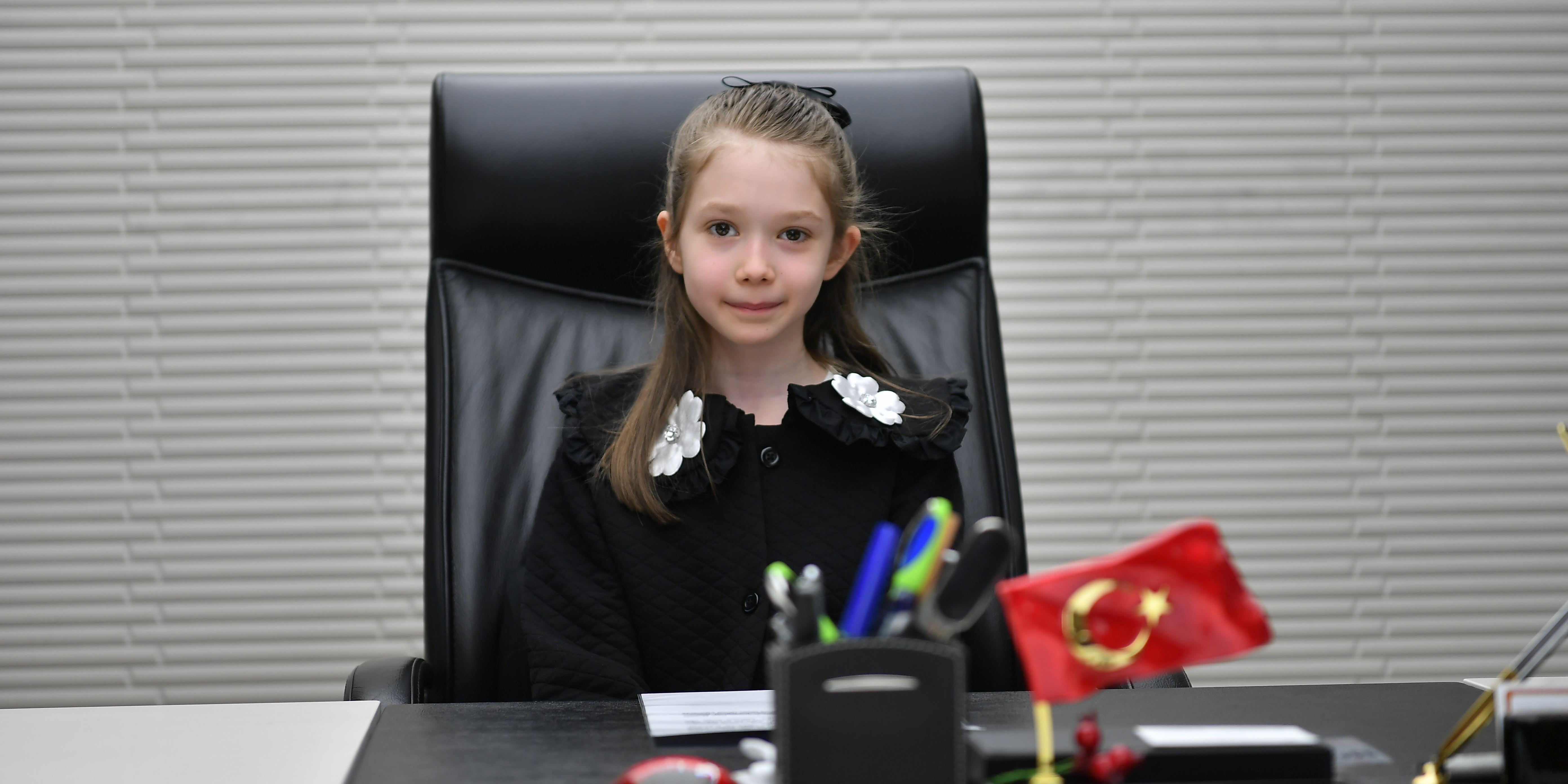 BÜYÜKŞEHİR’DE BAŞKANLIK KOLTUĞUNA MİNİK ZEYNEP OTURDU