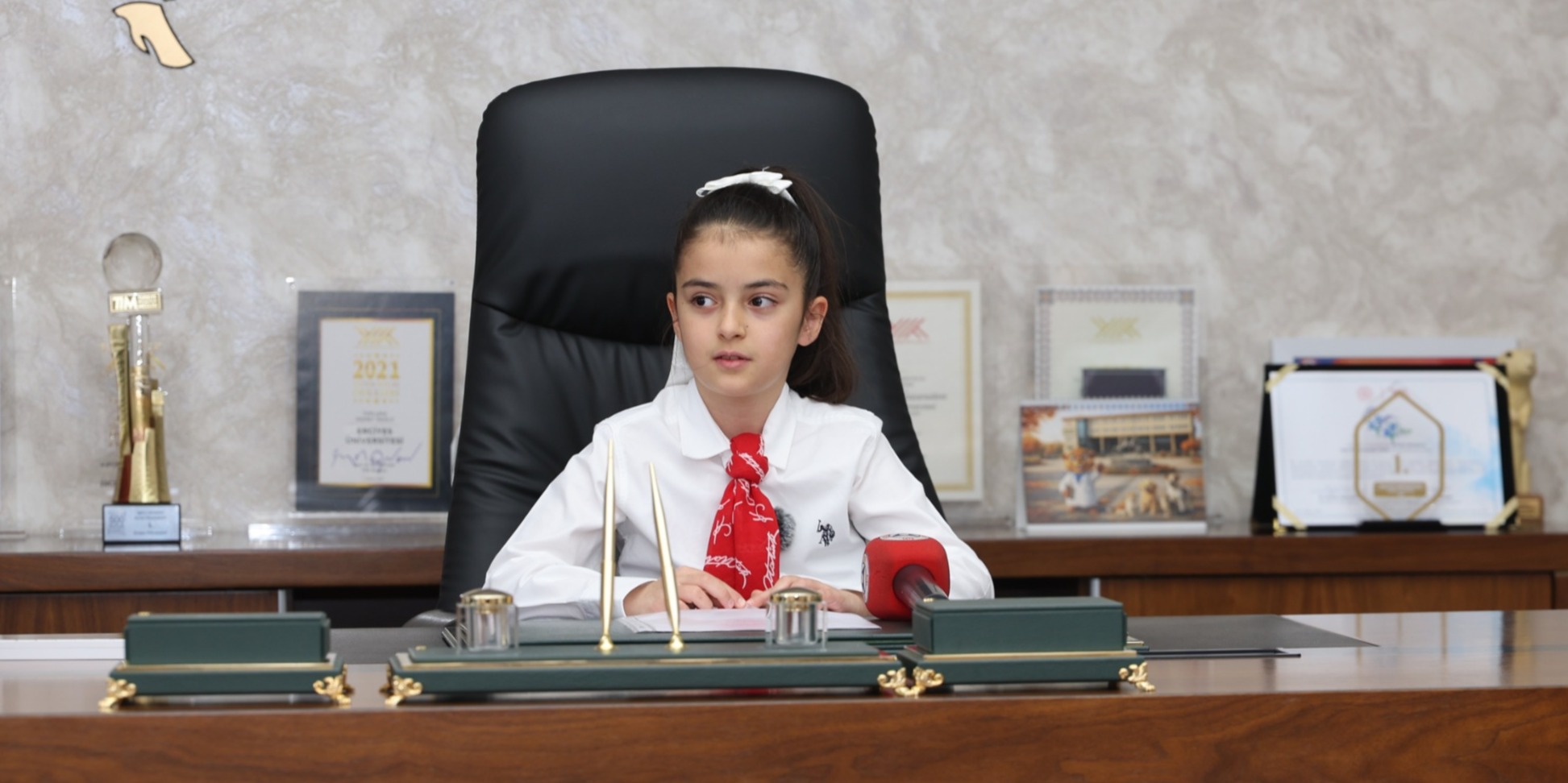 Rektör Prof. Dr. Altun, Koltuğunu Minik Emine Defne’ye Devretti