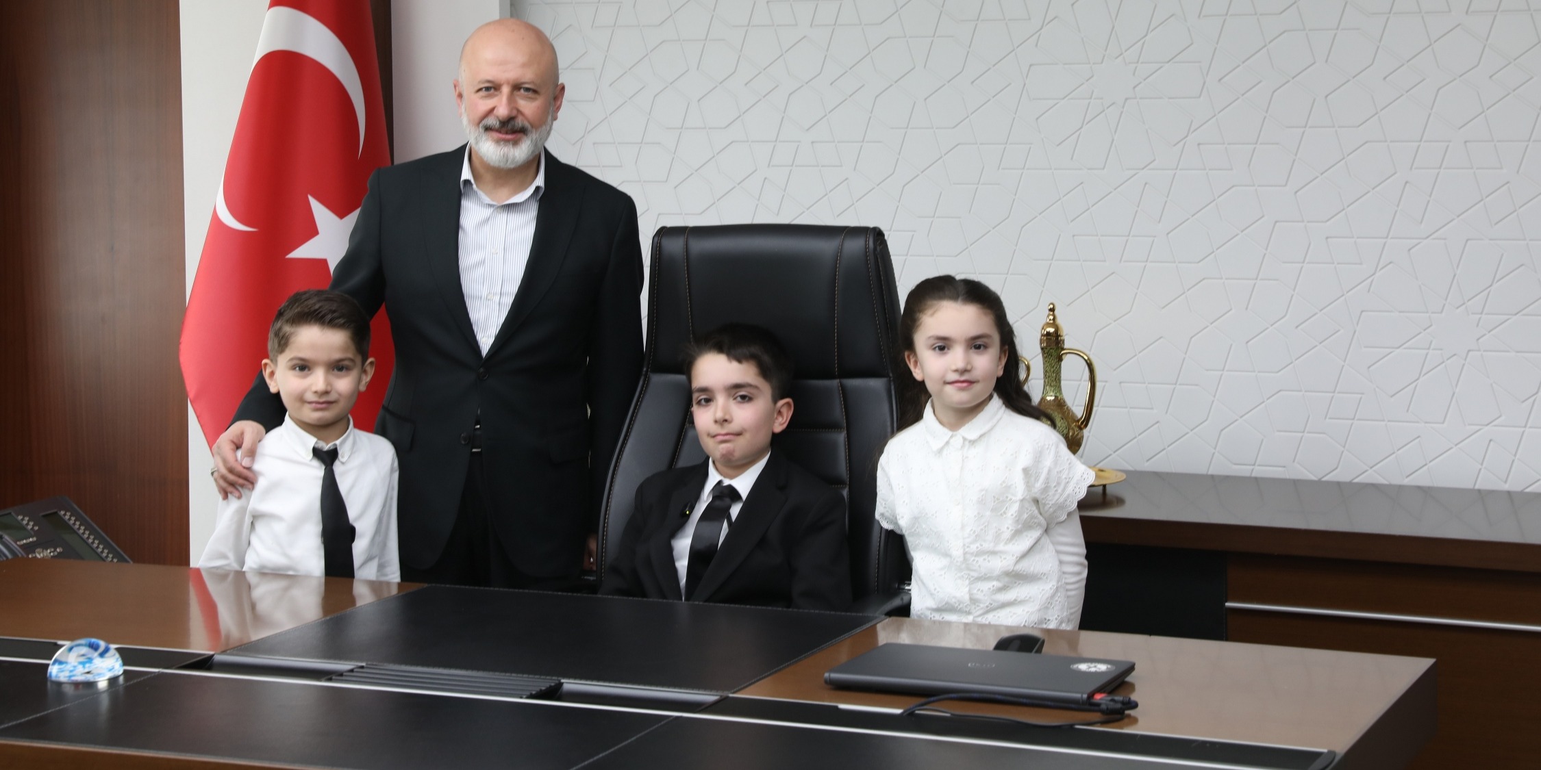 BAŞKAN ÇOLAKBAYRAKDAR, KOLTUĞU ÇOCUKLARA DEVRETTİ