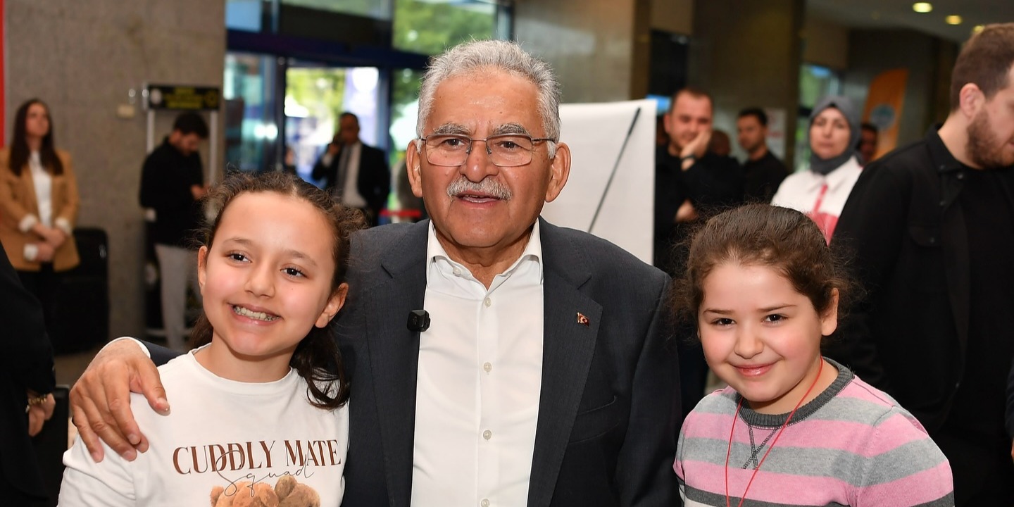 YOĞUN KATILIMLA DEVAM EDEN KİTAP FUARI’NDA BAŞKAN BÜYÜKKILIÇ’A SEVGİ SELİ