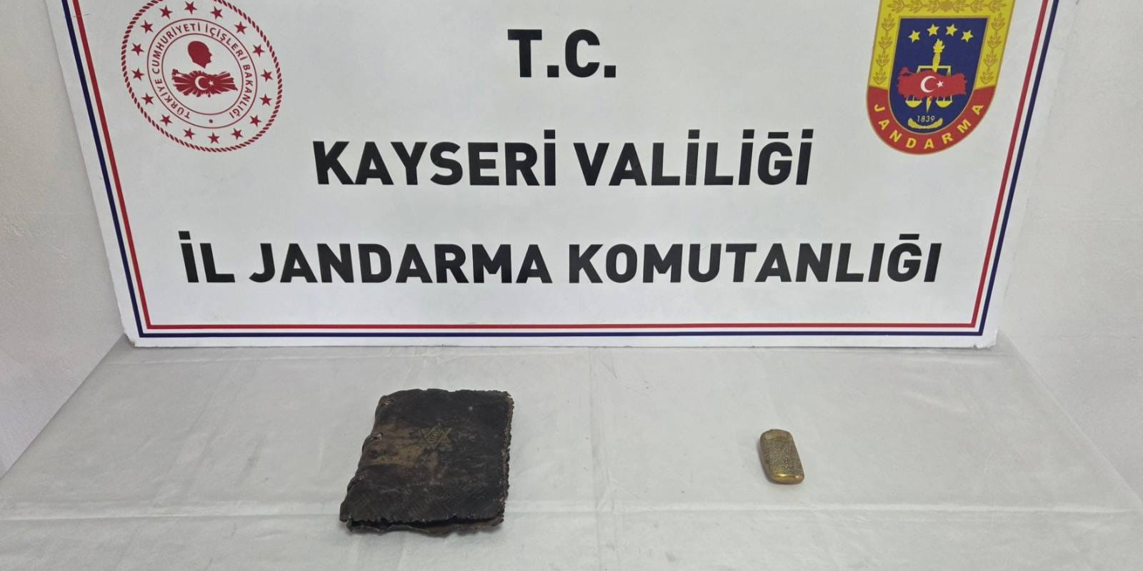 Kayseri’de deri üzerine işlenmiş tarihi kitap ele geçirildi