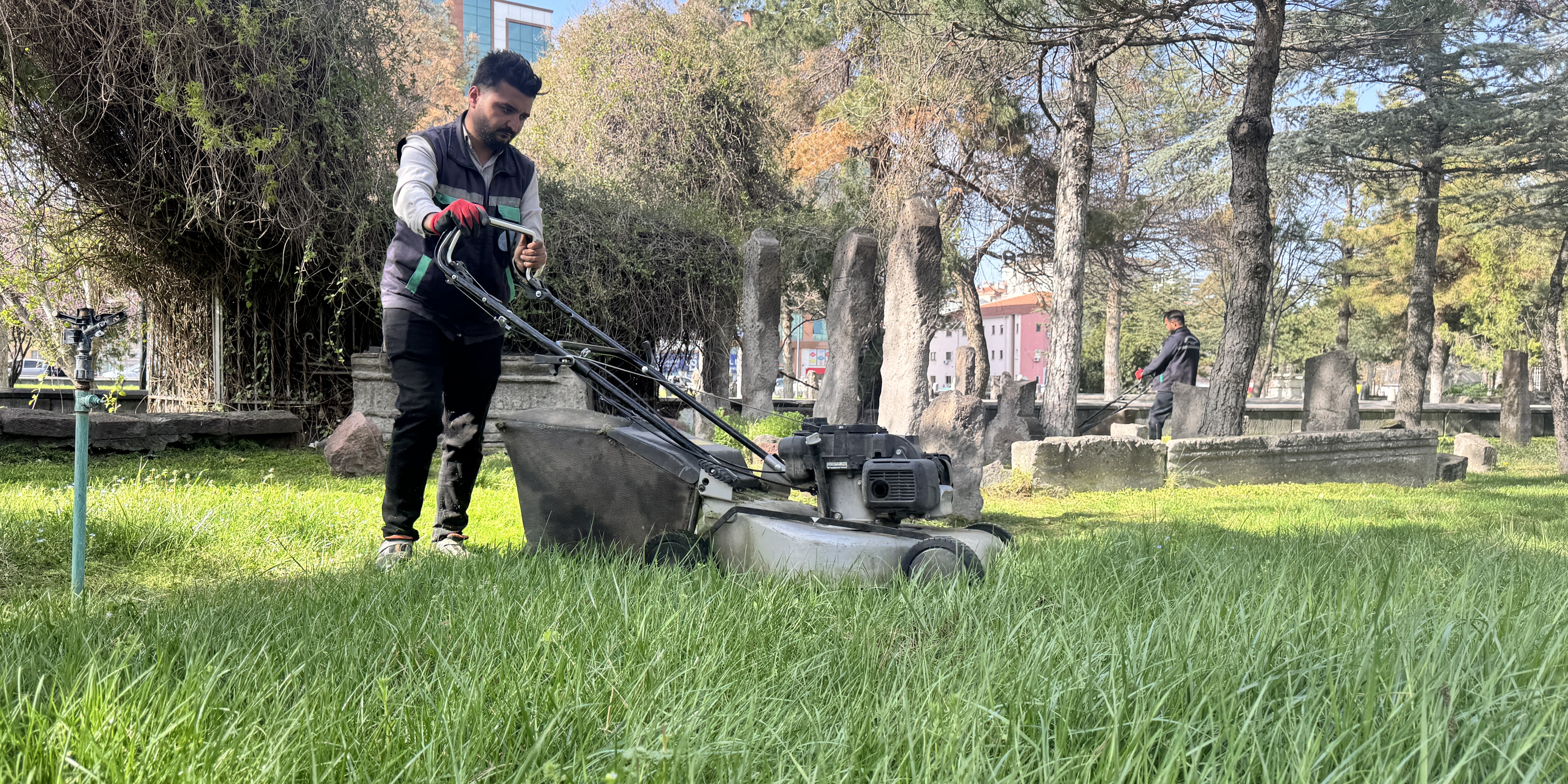 BÜYÜKŞEHİR, ŞEHRİ NAKIŞ GİBİ İŞLİYOR: KAYSERİ’DE ‘YEŞİL SEFERBERLİK’