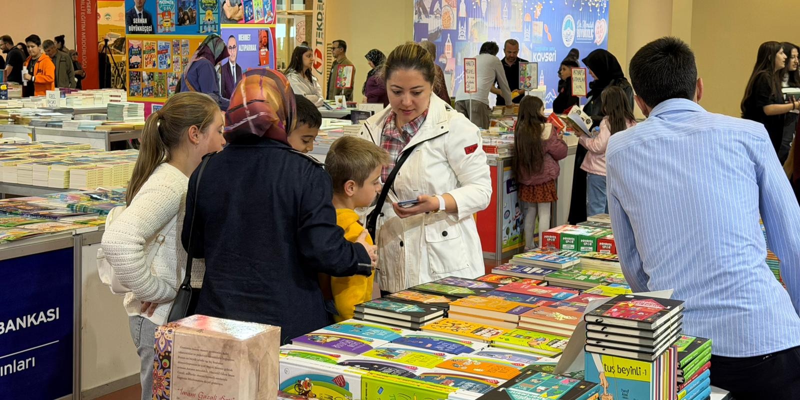 8. KAYSERİ KİTAP FUARI’NA SON İKİ GÜNDE YOĞUN İLGİ: KİTAP KOKUSU ALMAYAN KALMASIN!
