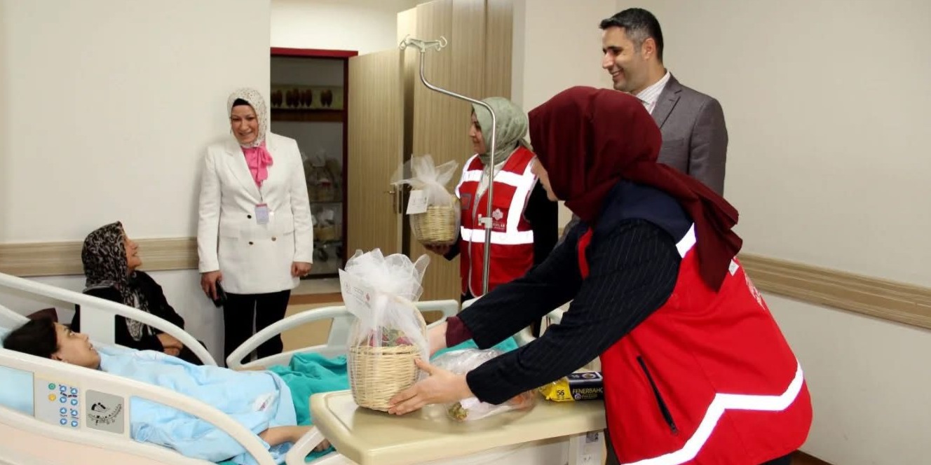 Kayseri Devlet Hastanesi’nden Hastalara Moral Ziyareti