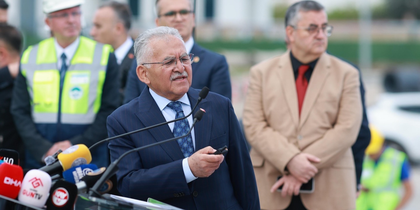 BAŞKAN BÜYÜKKILIÇ, DEV ULAŞIM PROJESİNİ SAHADA ANLATTI: KARTAL’DA HUMMALI ÇALIŞMA