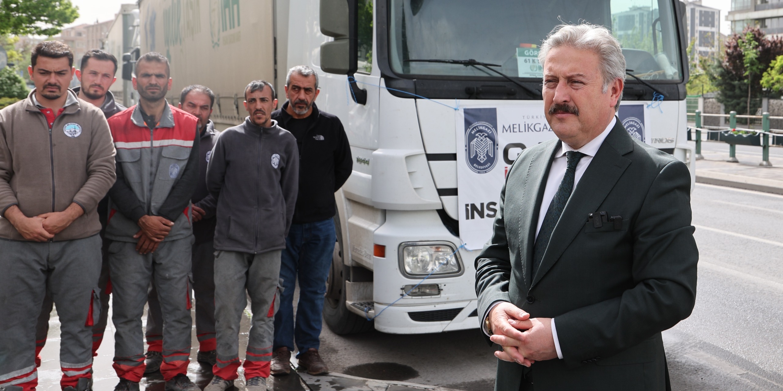 MELİKGAZİ BELEDİYESİ’NİN UMUT YÜKLÜ YARDIM TIRLARI GAZZE’YE DOĞRU YOLA ÇIKTI