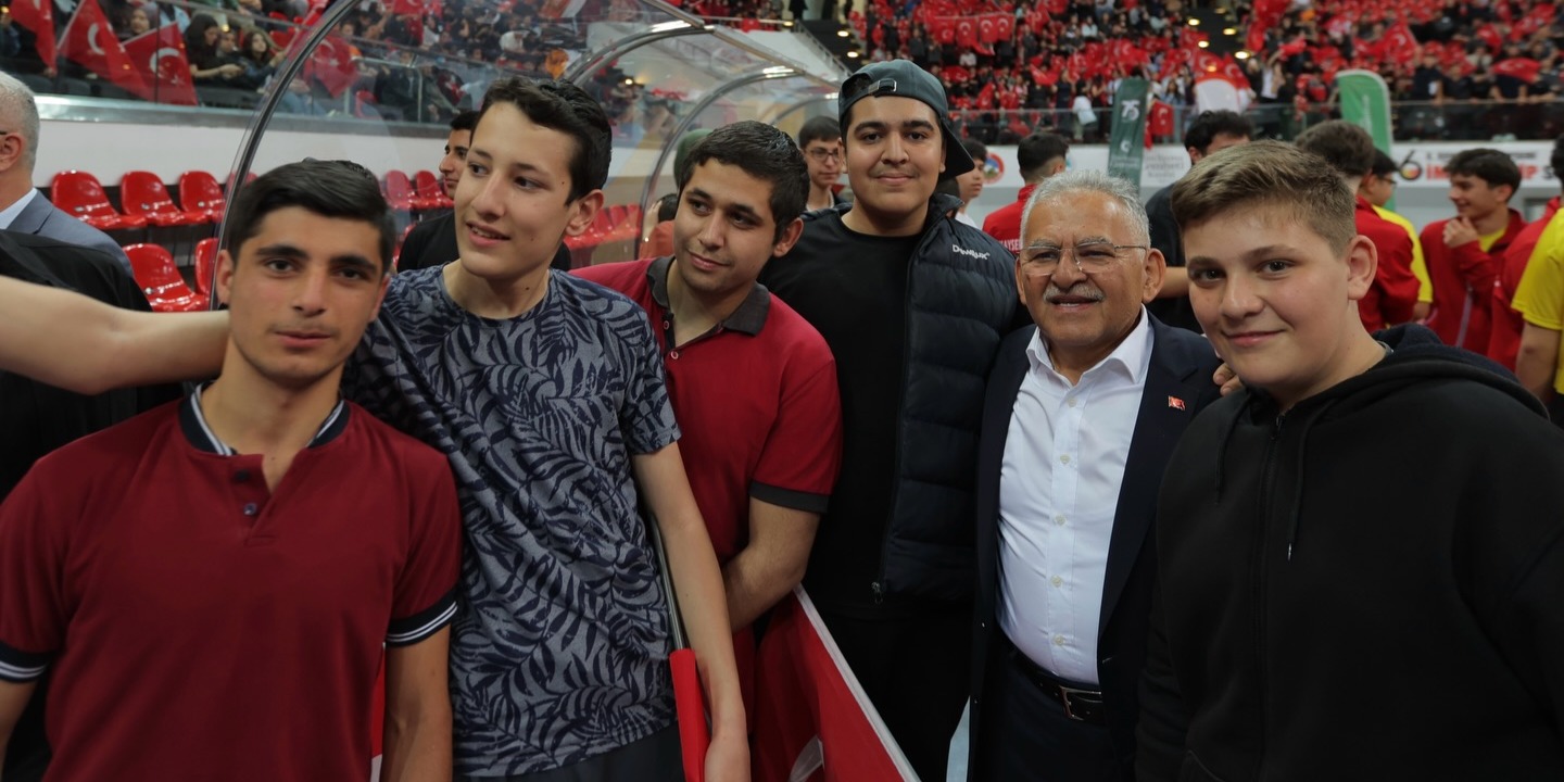 BAŞKAN BÜYÜKKILIÇ, SPOR OYUNLARI ÖDÜL TÖRENİ’NDE KONUŞTU: “BAŞARIDAN BAŞARIYA KOŞACAKSINIZ”