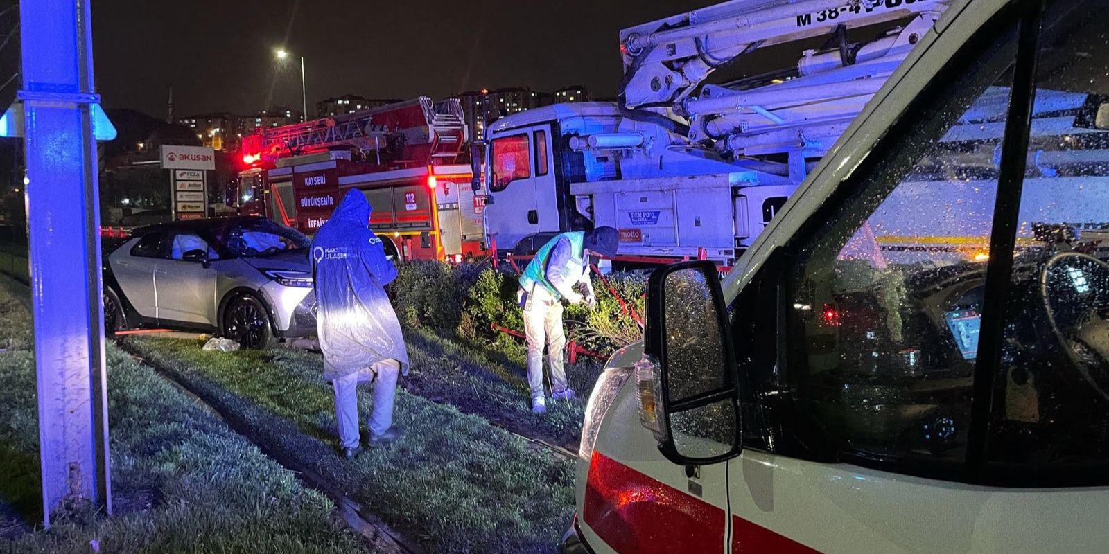 Kayseri’de kamyonla çarpışan otomobil tramvay yoluna girdi: 1 yaralı