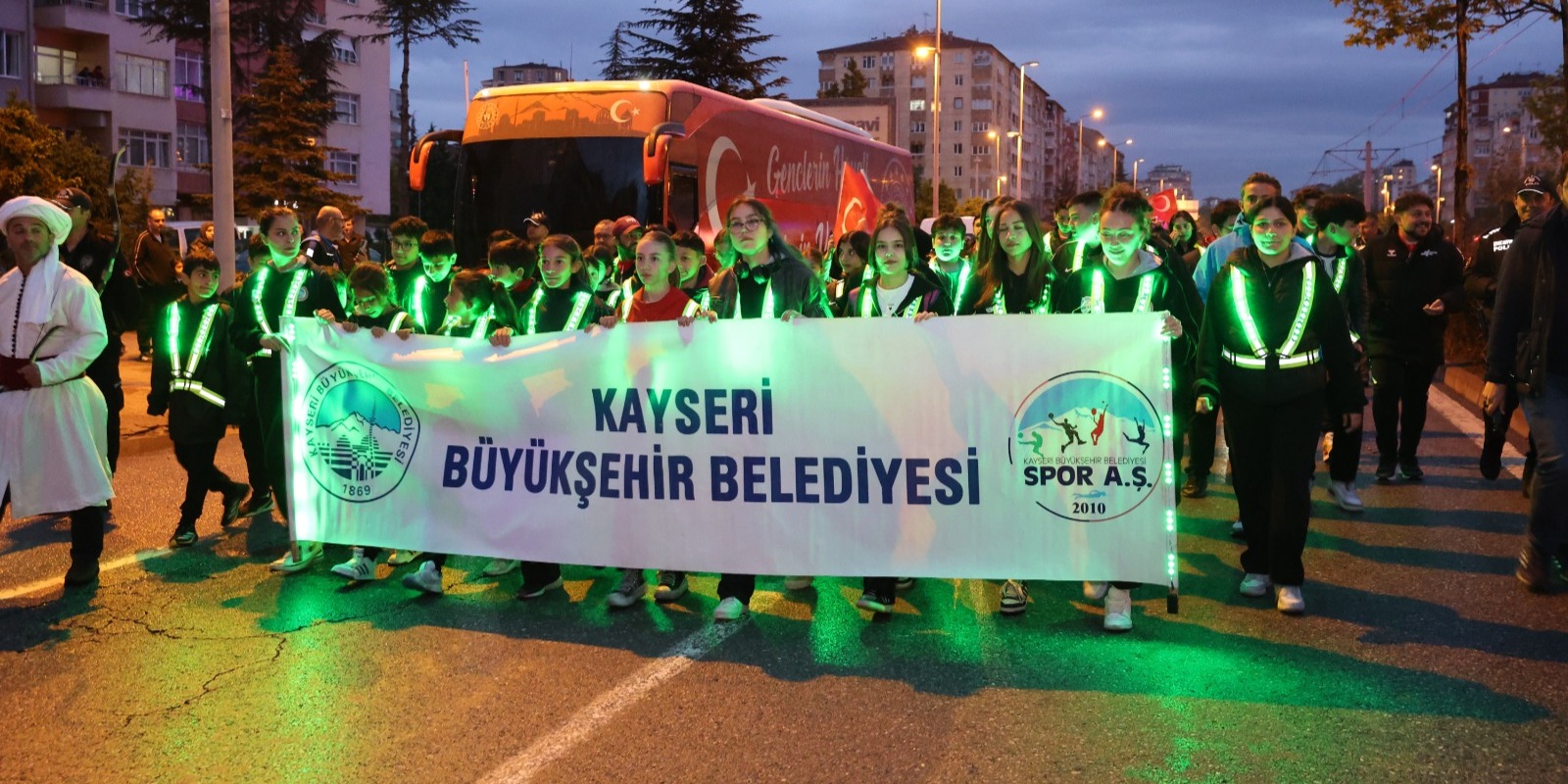 19 MAYIS’IN MEŞALESİ KAYSERİ’DE BİNLERLE YÜRÜDÜ