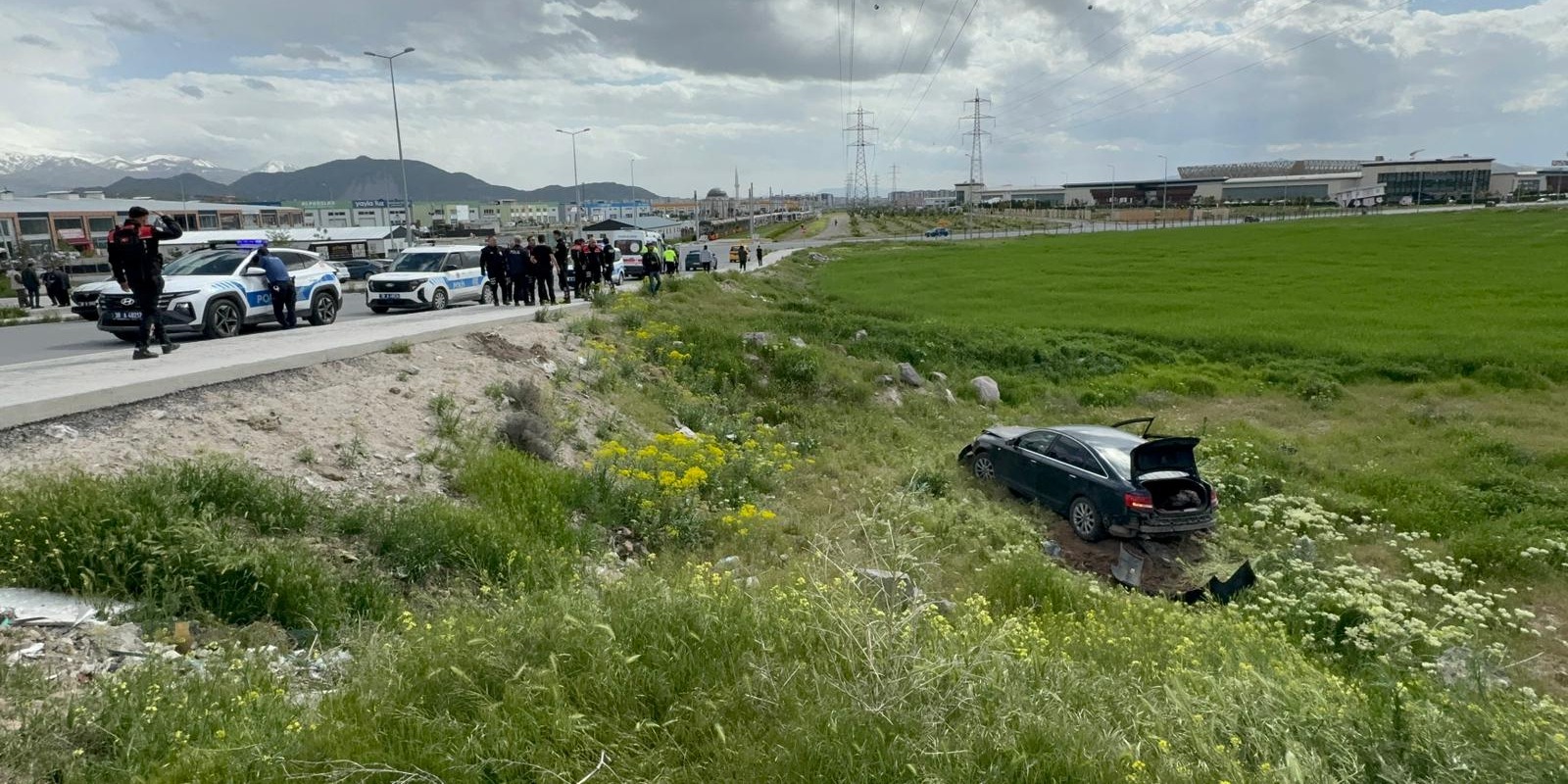 Polisten kaçan ehliyetsiz sürücü otomobiliyle şarampole yuvarlanınca yakalandı