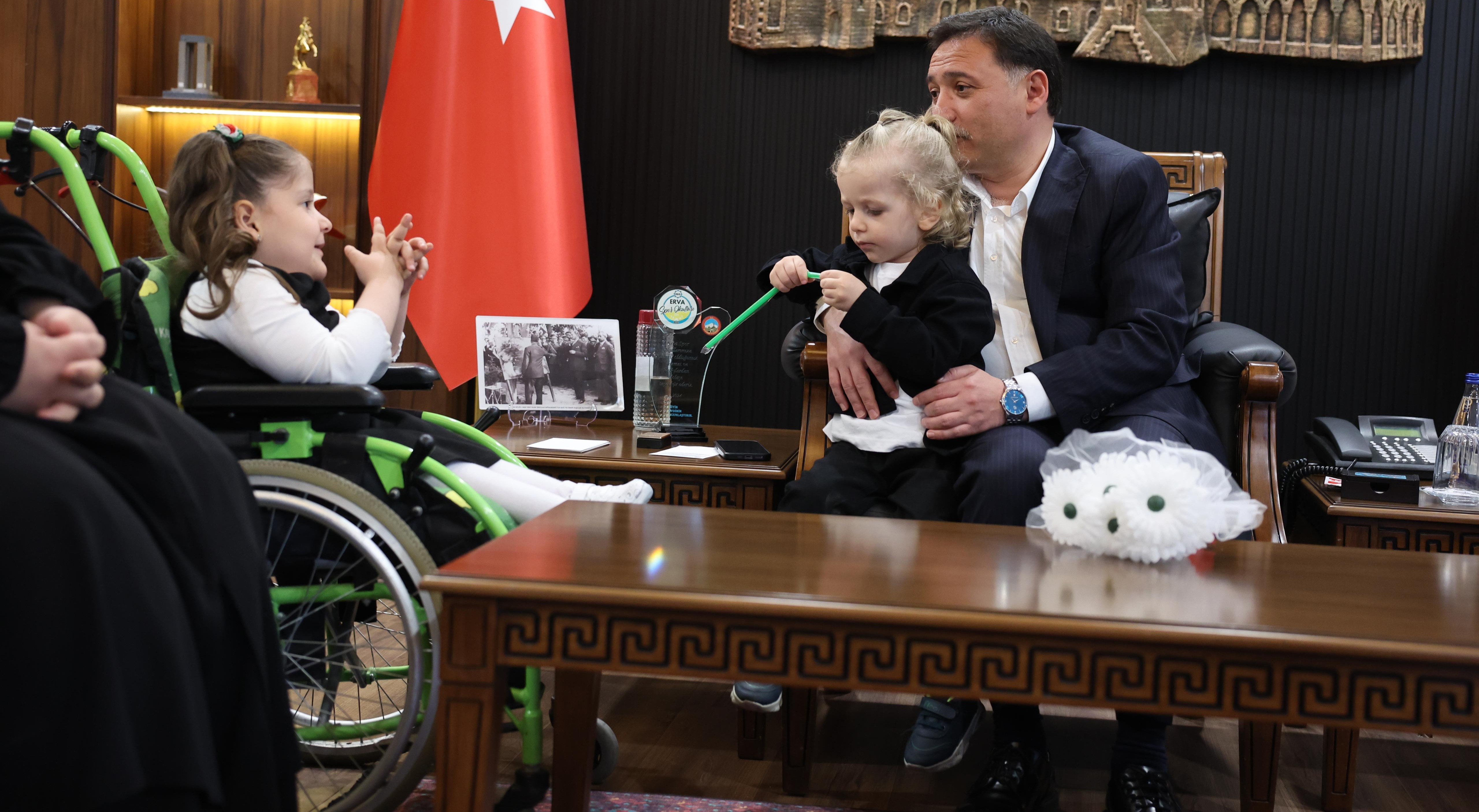 Vali Çiçek’ten engelli birey Rüveyda Tanış ve ailesini makamında kabul etti