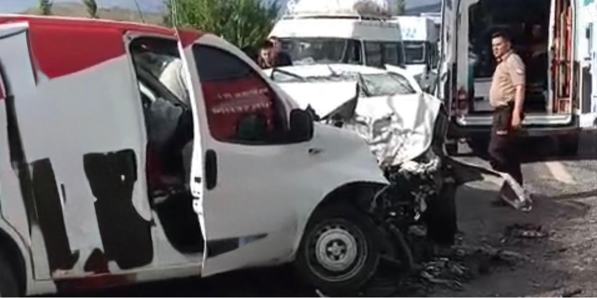 Yahyalı’da Hafif Ticari Araç İle Otomobil Çarpıştı: 1 Ölü, 2 Yaralı