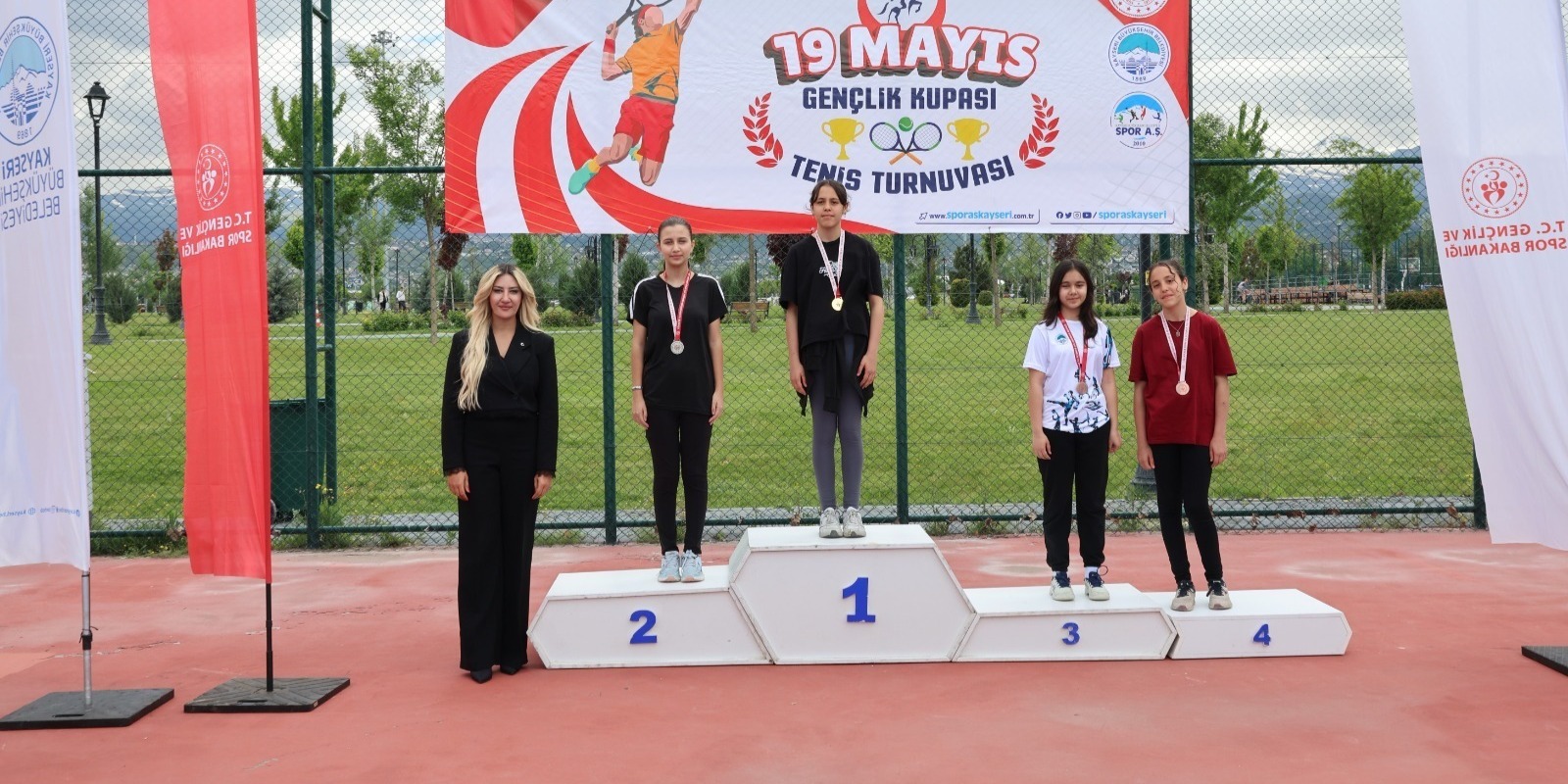 BÜYÜKŞEHİR’DEN 19 MAYIS’A YAKIŞAN TENİS TURNUVASI