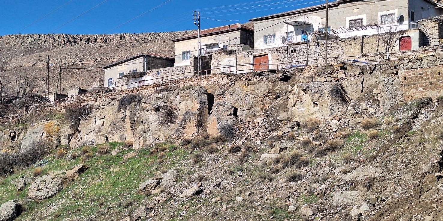 BÜYÜKŞEHİR, HEYELAN YAŞANAN YEŞİLHİSAR AKKÖY MAHALLESİ’NDE GEODUVAR YAPIMINA BAŞLADI