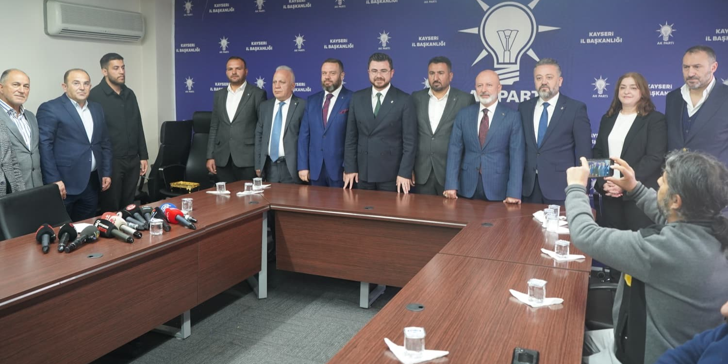 Yeniden Refah Partisi’nden AK Parti’ye Katılan Yeni Üyelere Rozet Takıldı.