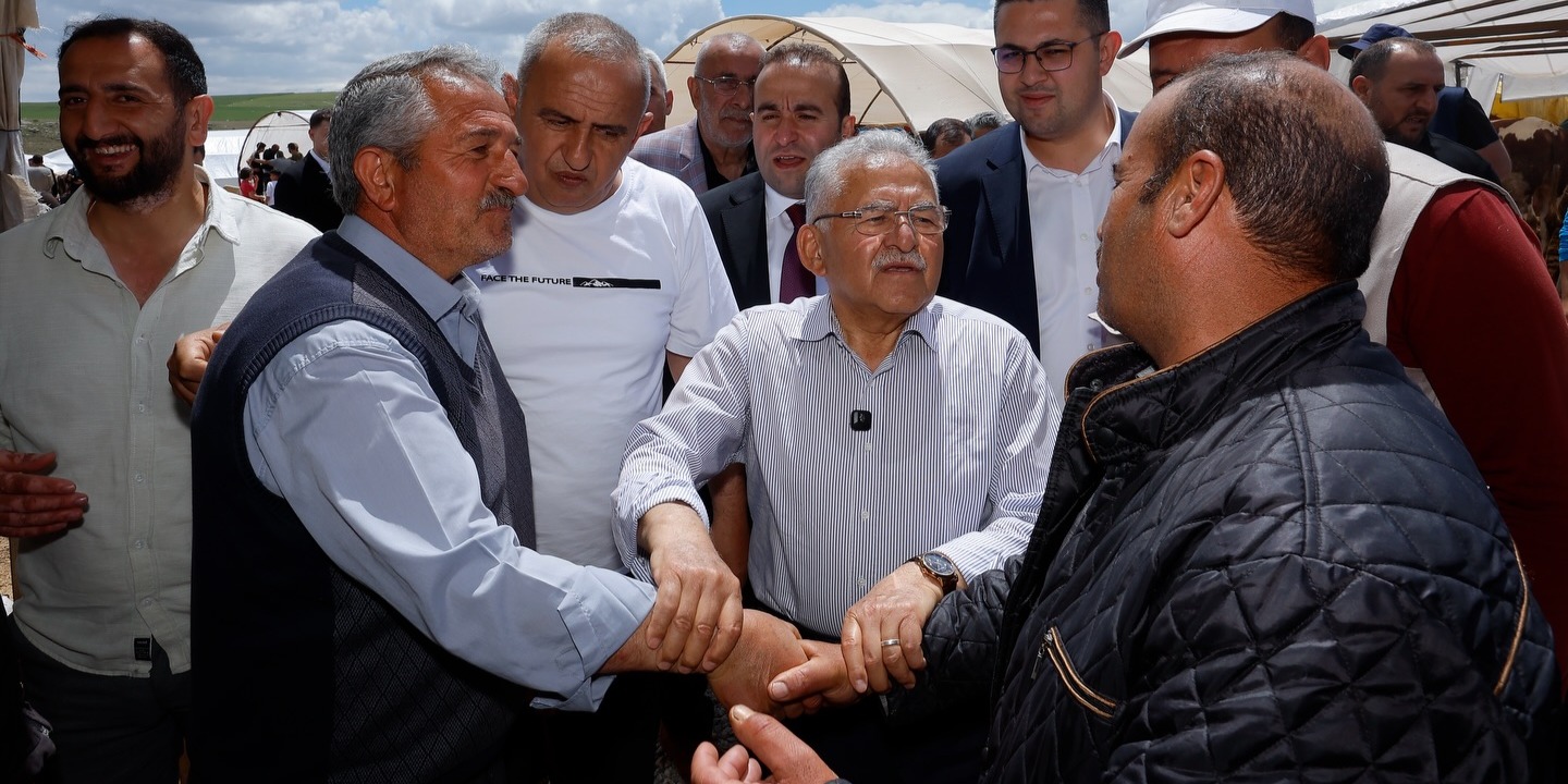 BAŞKAN BÜYÜKKILIÇ, ERKİLET KURBAN PAZARI’NDA SIKI PAZARLIĞA KATILDI
