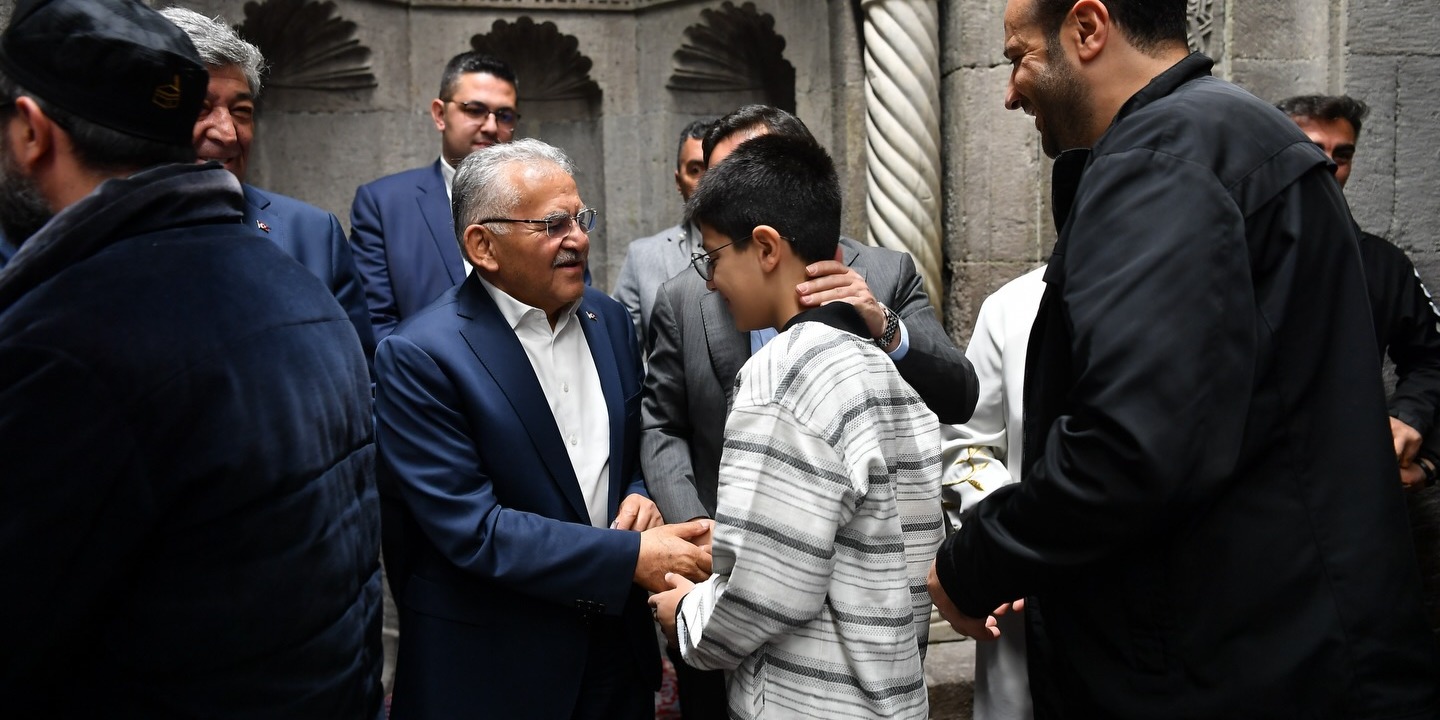 BAŞKAN BÜYÜKKILIÇ, BAYRAM SABAHINDA VATANDAŞLARLA BAYRAMLAŞTI