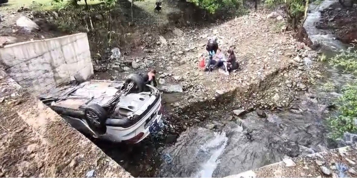 Otomobilin Köprüden Devrildiği Kazada 2 Kardeş Yaralandı