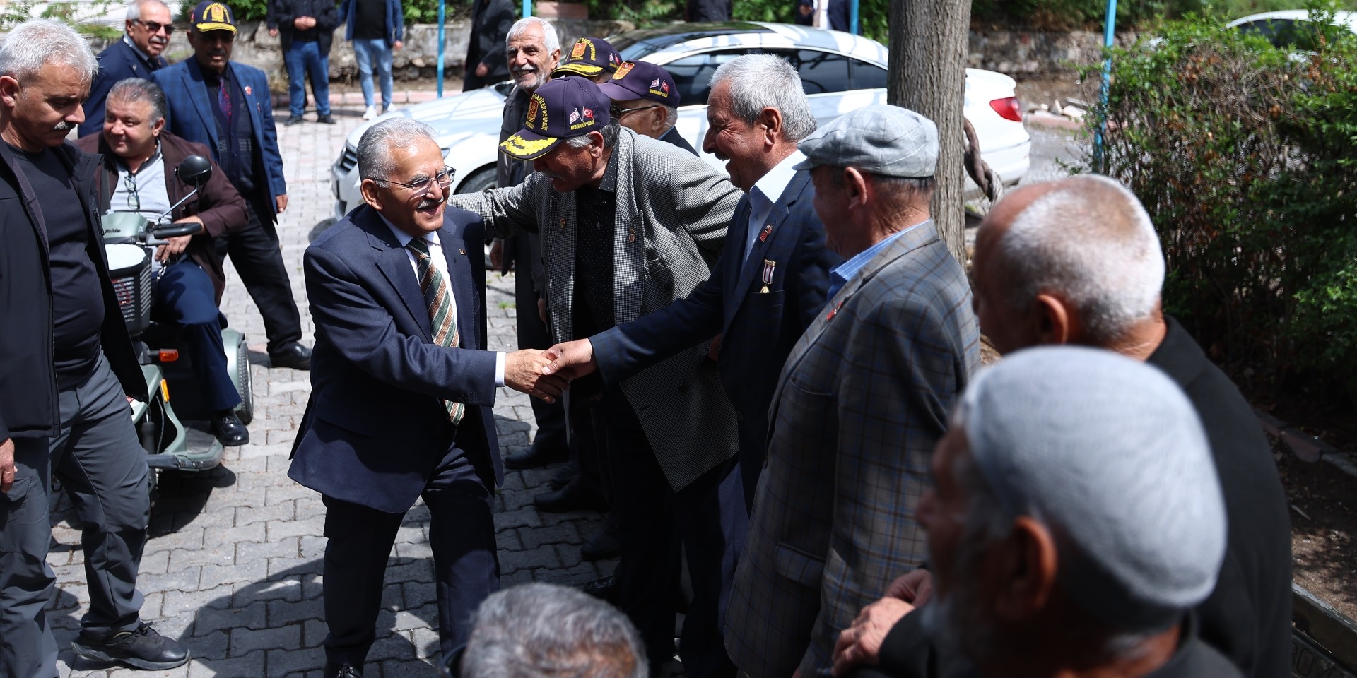 BAŞKAN BÜYÜKKILIÇ, ŞEHRİN DÖRT BİR YANINDA BAYRAM SEVİNCİNİ KAYSERİLİLERLE BİRLİKTE YAŞADI