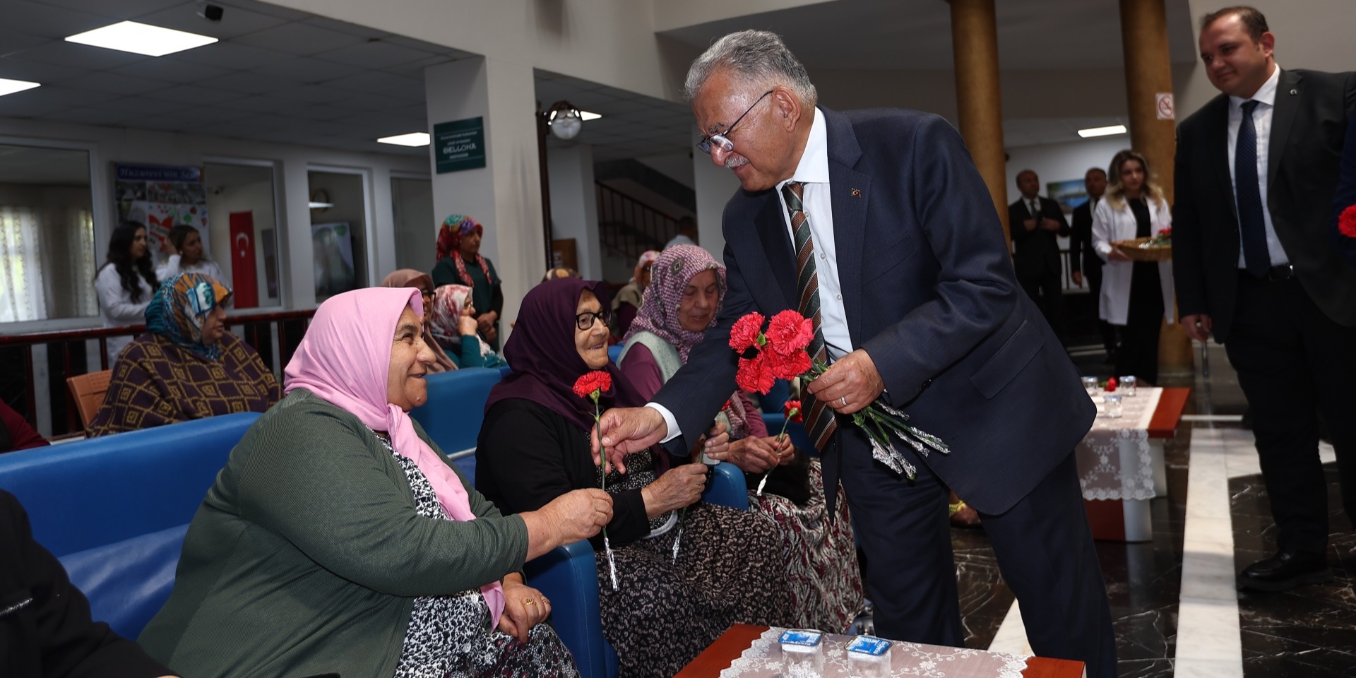 BÜYÜKŞEHİR’İN HUZUR EVİ’NDE ULU ÇINARLARA GENÇLERDEN ANLAMLI BAYRAM ZİYARETİ