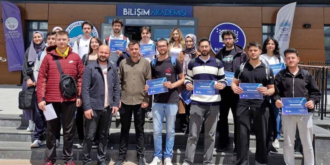 BAŞKAN BÜYÜKKILIÇ'IN VİZYON PROJESİ BİLİŞİM AKADEMİSİ’NDE BİR EĞİTİM DÖNEMİ DAHA 
