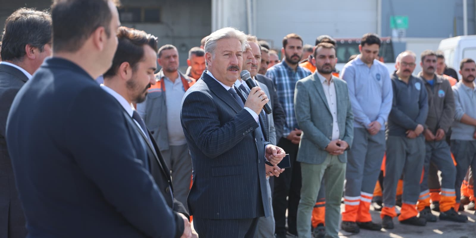 BAŞKAN PALANCIOĞLU, MESAİYE PERSONEL İLE BAYRAMLAŞARAK BAŞLADI