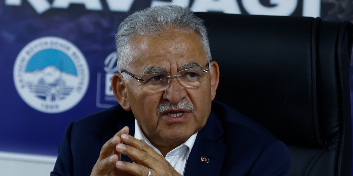 BAŞKAN BÜYÜKKILIÇ’IN VİZYON ULAŞIM PROJESİ “KARTAL KATLI KAVŞAĞI” HIZLA İLERLİYOR