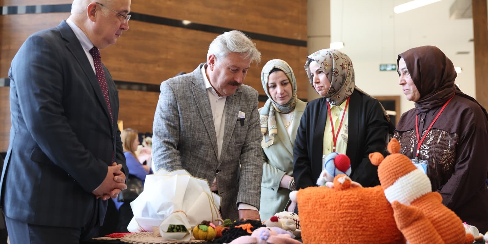 MELİKGAZİ’DE KADINLARIN BİN BİR EMEKLE YAPTIĞI EL ÜRÜNLERİ SERGİSİ GÖZ KAMAŞTIRDI